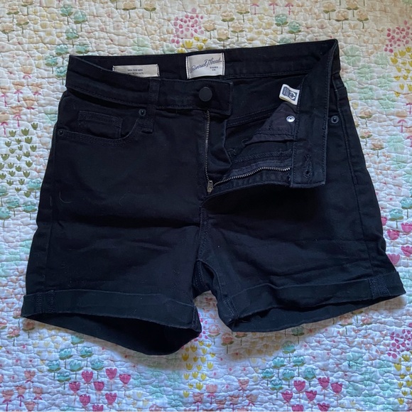Universal Thread Women's Black Jean Shorts - Picture 1 of 5
